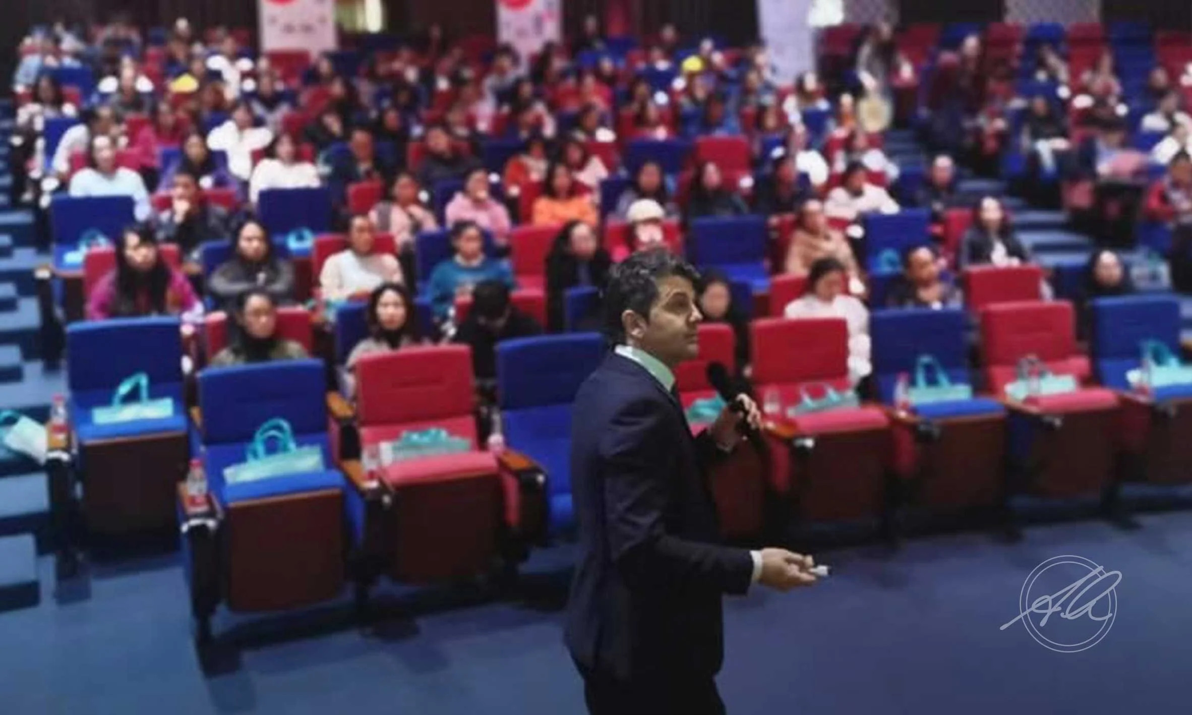 Prof Quaranta presenting to a packed auditorium at an international congress