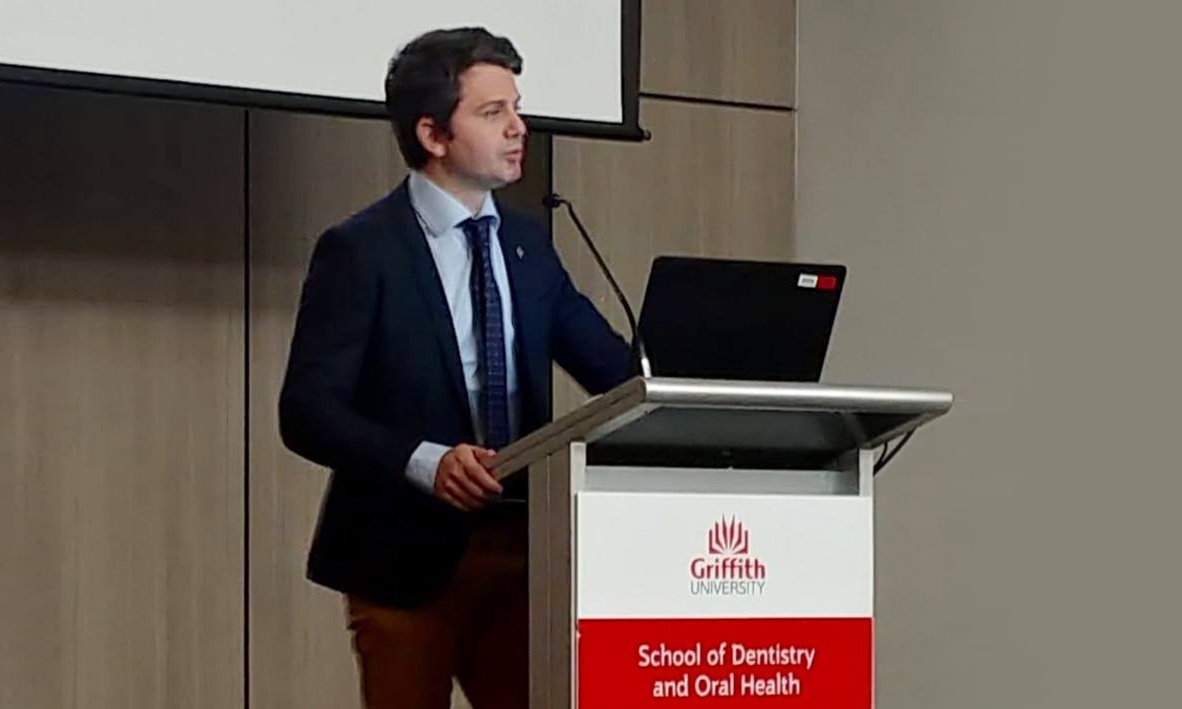 Prof Quaranta 在 Griffith University 牙醫及口腔健康學院的講台上演講
